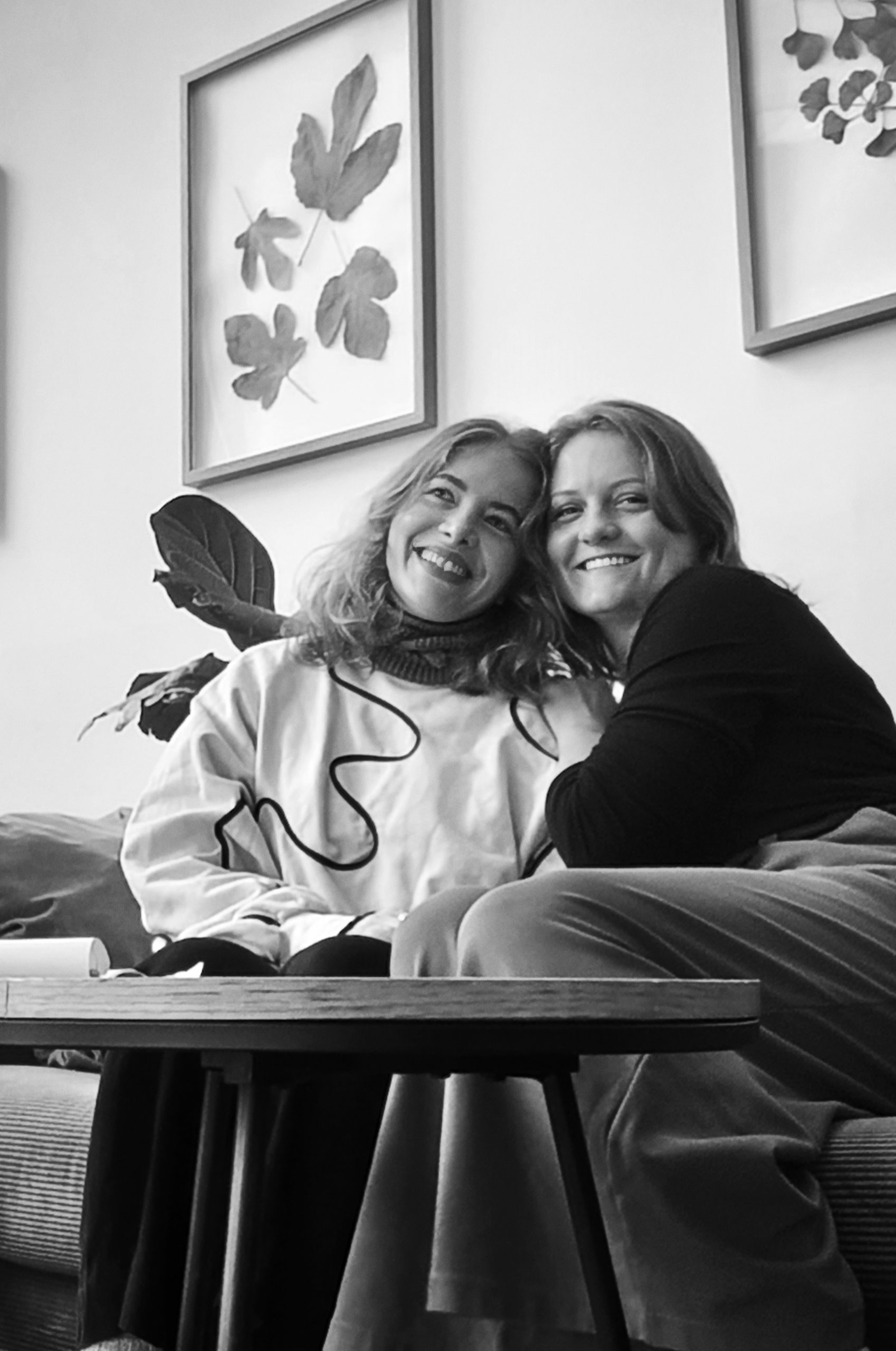 Laura und Marlene sitzen gemeinsam auf einem Sofa